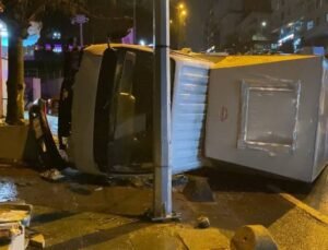 İstanbul- Bayrampaşa’da kamyonet devrildi: 3 yaralı