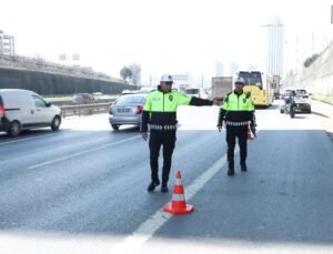İstanbul- Boğazına şeker kaçan sürücüyü kurtaran polis: Görevimiz sadece trafiği yönetmek değil, can güvenliğini de sağlamak