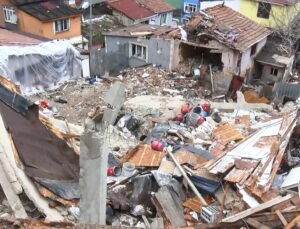 İstanbul – Fatih’te 2 binanın çökmesinin ardından hasar tespit çalışması başlatıldı