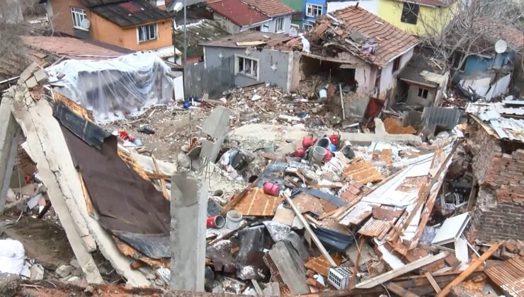 İstanbul – Fatih’te 2 binanın çökmesinin ardından hasar tespit çalışması başlatıldı