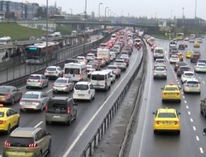 İstanbul – İstanbul’da haftanın ilk iş gününde trafik yoğunluğu