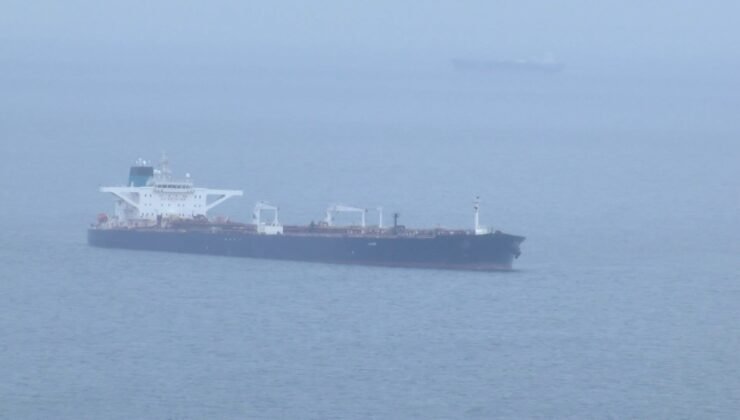 İstanbul- Karadeniz’de saldırıya uğrayan petrol tankeri Türkeli Demirleme Sahası’na çekildi