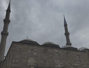 İstanbul – Prof.Dr. İlber Ortaylı’nın son yolculuğuna uğurlanacağı Fatih Camii’nde hazırlıklar sürüyor