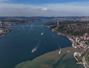 İstanbul- Sağanak sonrası İstanbul Boğazı’ndaki renk değişimi havadan görüntülendi