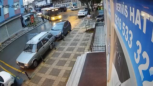 İstanbul- Ümraniye’de İETT otobüsü park halindeki otomobillere çarptı; kaza kamerada