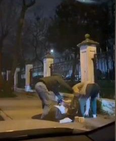 İstanbul – Zeytinburnu’nda sevgilisini sokak ortasında darbetti