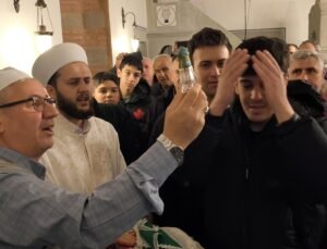 Kadir Gecesi’nde tarihi camide Sakal-ı Şerif ziyarete açıldı