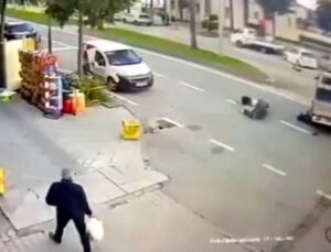 Kamyonete çarpan motosiklet sürücüsü hayatını kaybetti; kaza kamerada