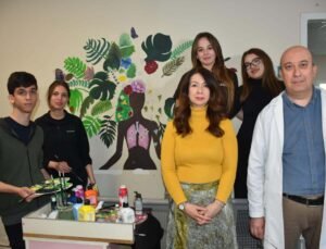 Kanser hastalarına moral için hastane duvarına resim yaptılar