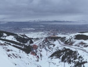 Kar kalınlığının 240 santimetre ölçüldüğü Palandöken’de kayak sezonu uzadı