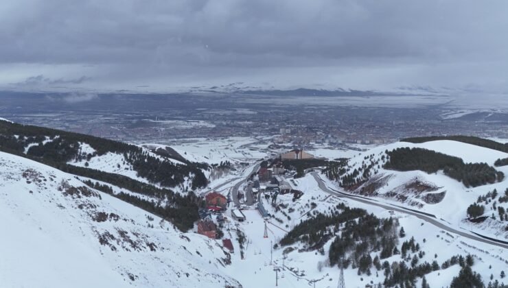 Kar kalınlığının 240 santimetre ölçüldüğü Palandöken’de kayak sezonu uzadı