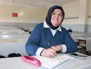 ‘Kız çocuğu okuyacak da ne olacak’ dediler; ilkokul mezuniyetinden 41 yıl sonra üniversiteye başladı