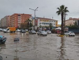 Kızıltepe’de sağanak nedeniyle cadde ve sokaklar göle döndü