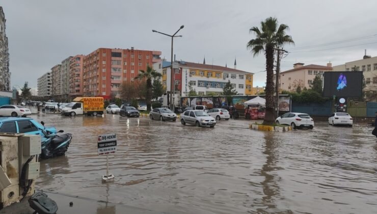 Kızıltepe’de sağanak nedeniyle cadde ve sokaklar göle döndü