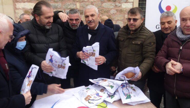 Kocaeli’de, arife gününe özel pişirilen bayram çöreği ikram edildi