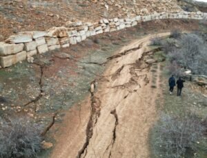 Köyde arazideki heyelan nedeniyle yolda derin çatlaklar oluştu