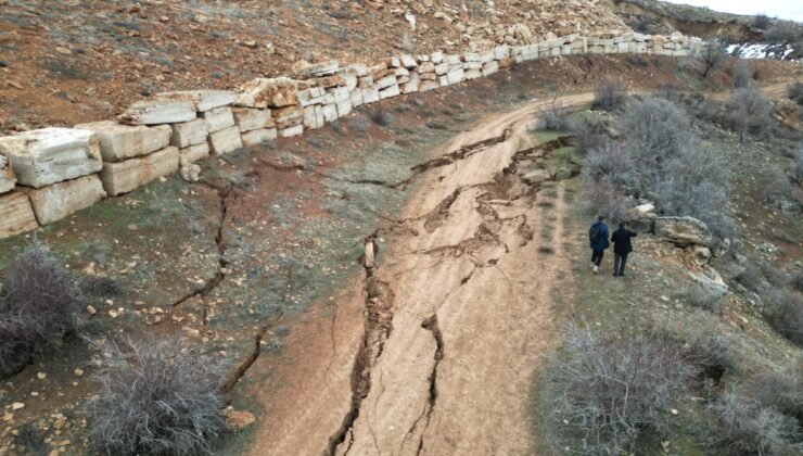 Köyde arazideki heyelan nedeniyle yolda derin çatlaklar oluştu