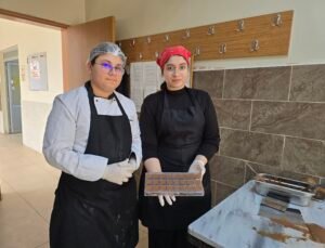 Lise öğrencileri hem meslek öğreniyor hem para kazanıyor