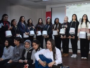 Liselilerden ‘geri dönüşüm’ orkestrası