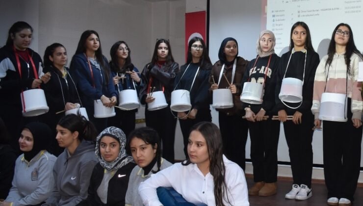 Liselilerden ‘geri dönüşüm’ orkestrası