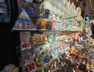 ‘Müstehcen heykelcik’ şikayeti ile tarihi semtte 2 yıldır uygulanmayan karar hayata geçti