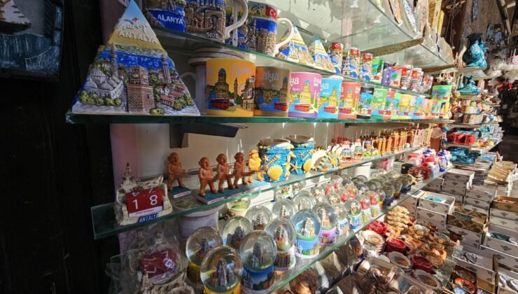 ‘Müstehcen heykelcik’ şikayeti ile tarihi semtte 2 yıldır uygulanmayan karar hayata geçti