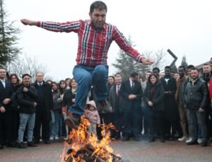 Nevruz ateşinden atlayıp demir dövdüler