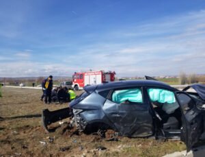 Otomobille hafif ticari aracın çarpıştığı kaza kamerada; 1’i çocuk, 6 yaralı