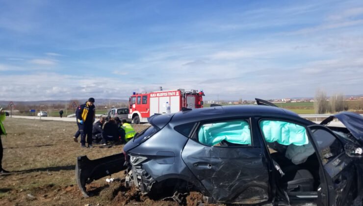 Otomobille hafif ticari aracın çarpıştığı kaza kamerada; 1’i çocuk, 6 yaralı