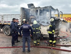 Park halindeki TIR yandı, şoför dumandan etkilendi