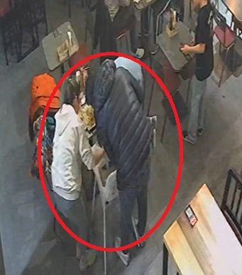 Restoran sahibi, nefes borusuna yiyecek kaçan bebeği Heimlich manevrasıyla kurtardı