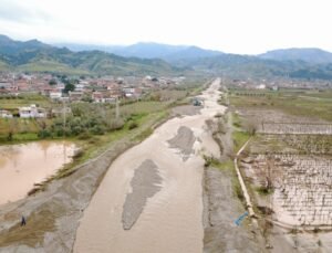 Salihli’de dereler taştı, tarım arazileri su altında kaldı