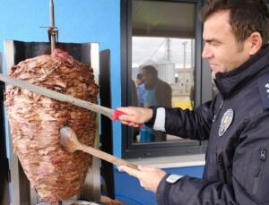 Sivas’ta polisten sürücülere iftarlık döner-ayran ikramı