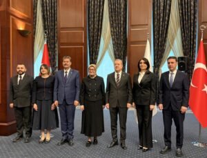 Siyasi partiler bayramlaştı