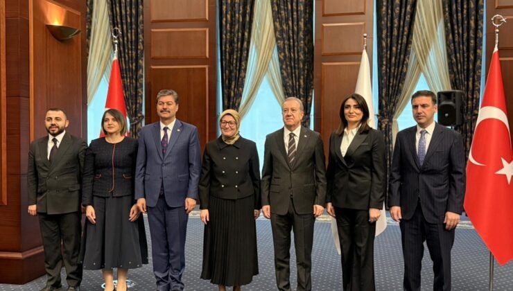 Siyasi partiler bayramlaştı