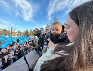 SMA Tip-2 hastası Rüzgar bebek için yüzlerce mavi balon gökyüzüne bırakıldı