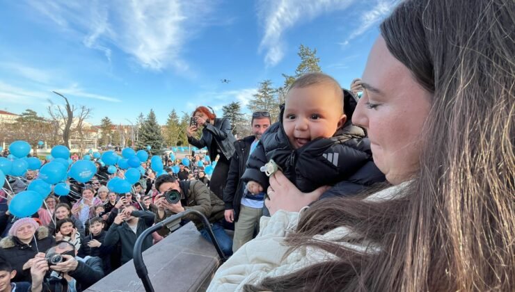 SMA Tip-2 hastası Rüzgar bebek için yüzlerce mavi balon gökyüzüne bırakıldı