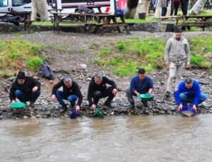 Sosyal medyada toplanan altın avcıları, yağışa rağmen İzmir’de derede altın aradı
