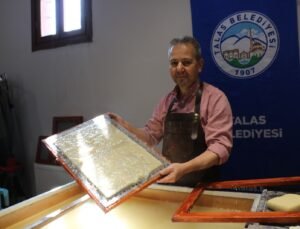 Tarihi konak atölyeye çevrildi; 2 bin yıllık yöntemle sanatsal kağıtlar üretiliyor