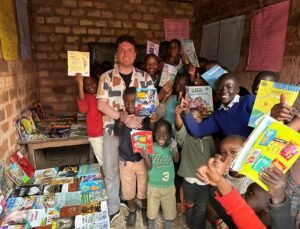 Uganda’da kurduğu kütüphaneyle yetimlere umut oldu