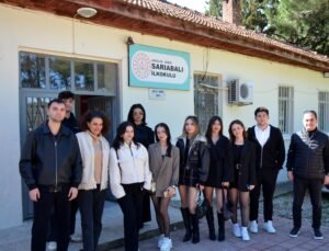 Üniversite öğrencileri ilkokulun kapılarını boyadı, kırık camlarını değiştirdi, kütüphane oluşturdu