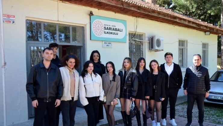 Üniversite öğrencileri ilkokulun kapılarını boyadı, kırık camlarını değiştirdi, kütüphane oluşturdu