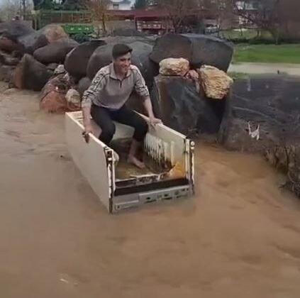 Yola dolan suda hurda buzdolabı kasasıyla ilerledi