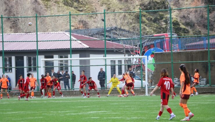 Yüksekova Spor sahasında Trabzonspor ile berabere kaldı
