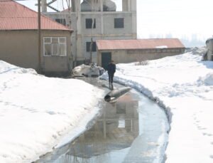 Yüksekova’da sağanak sonrası rögarlar taştı; bazı evleri su bastı
