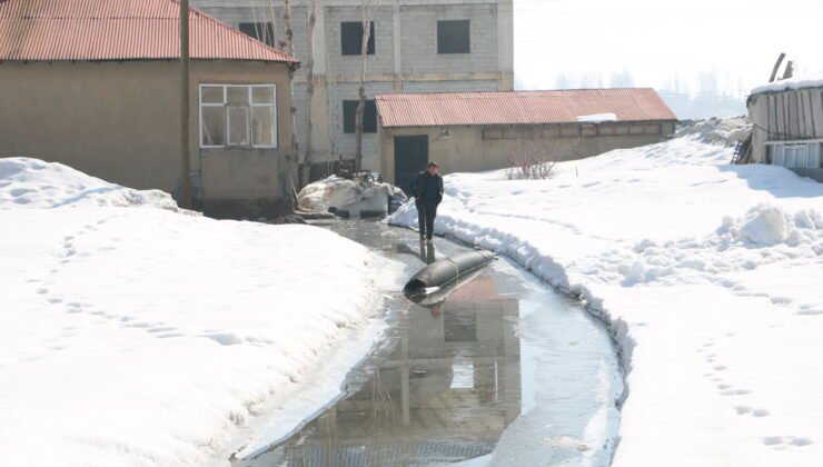 Yüksekova’da sağanak sonrası rögarlar taştı; bazı evleri su bastı