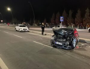 İki otomobil çarpıştı: 1 yaralı