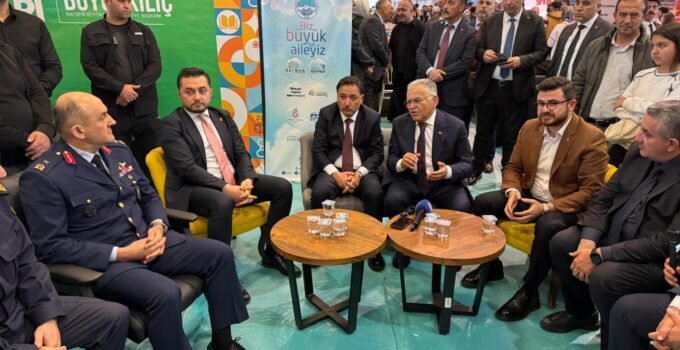 Vali Gökmen Çiçek kitap fuarında Okul Saldırısına değindi