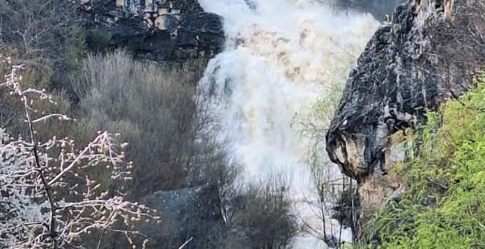 Derebağı Şelalesi’nde sağanak yağış debiyi artırdı