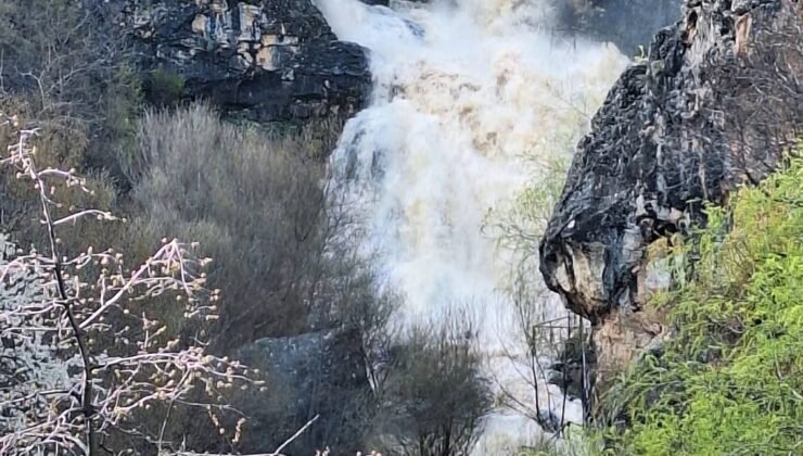 Derebağı Şelalesi’nde sağanak yağış debiyi artırdı